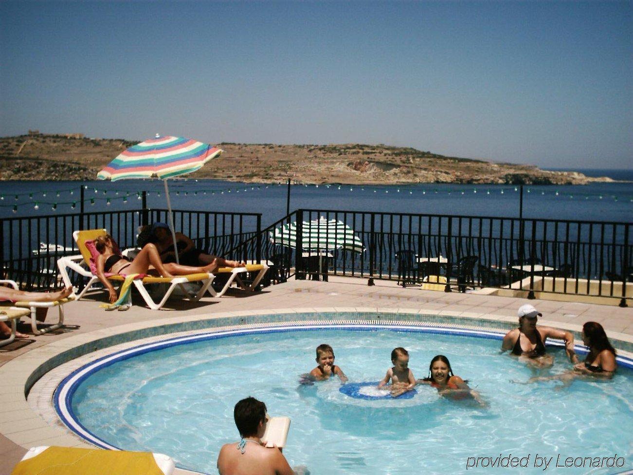 The Mediterranea Hotel & Suites Сейнт Полс Бей Екстериор снимка