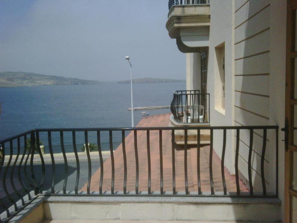 The Mediterranea Hotel & Suites Сейнт Полс Бей Екстериор снимка